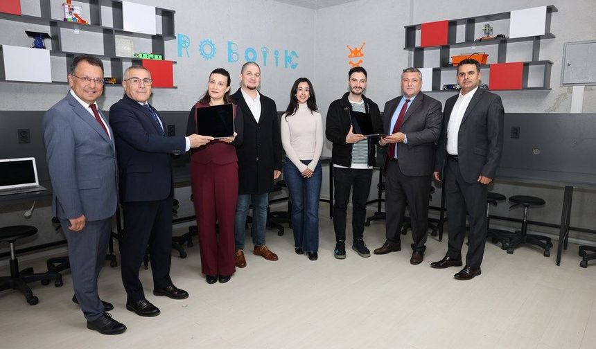 İzmir’de Okul-Sanayi İş Birliğiyle Okullara Bilgisayar Bağışı Yapılıyor