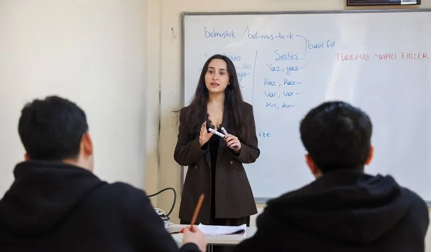 Antalya Büyükşehir'in gençlere eğitim desteği sürüyor