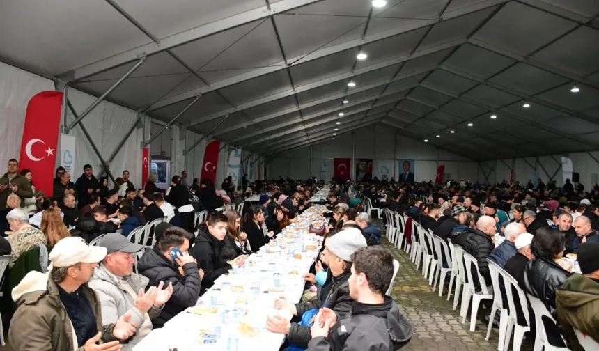 Balıkesir Büyükşehir, ilk iftarını vatandaşlarıyla gerçekleştirdi