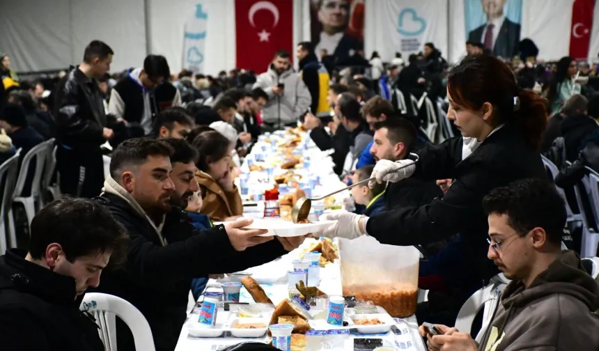 Balıkesir'de iftar çadırı vatandaşları buluşturuyor