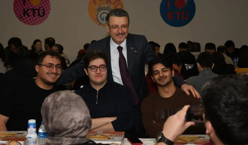 Başkan Genç, KTÜ'lü öğrencilerle iftar sofrasında buluştu