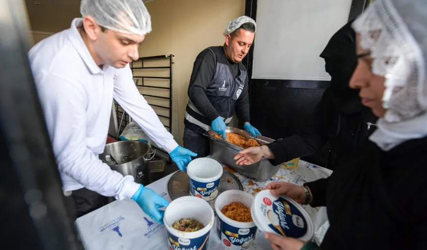 İftar bereketi İzmir'in aşevinden sofralara uzanıyor