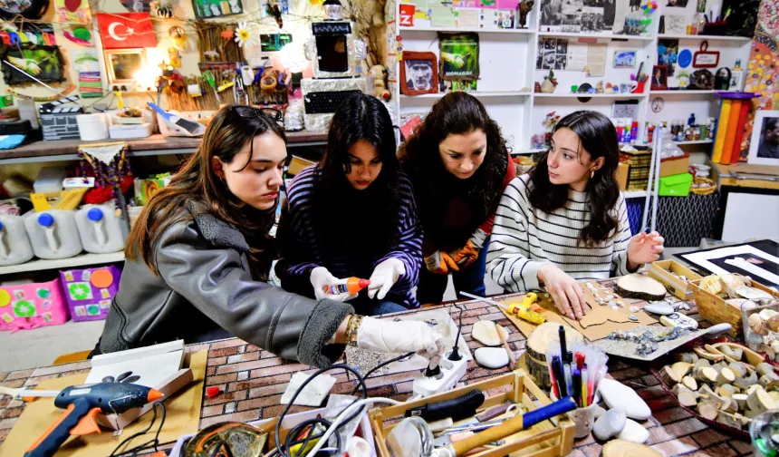 İzmir Bornova'da gençler atıkları sanata dönüştürdü