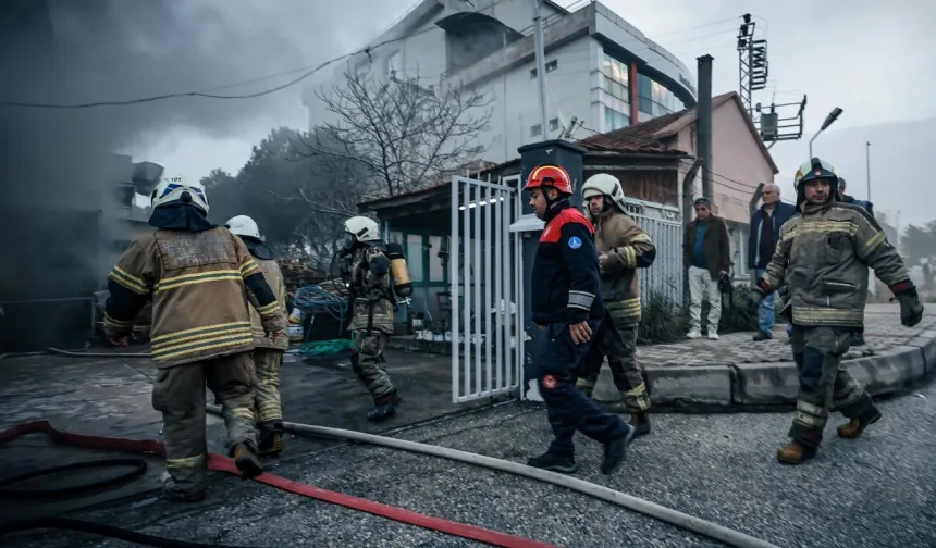 İzmir Bornova'daki fabrika yangını söndürüldü