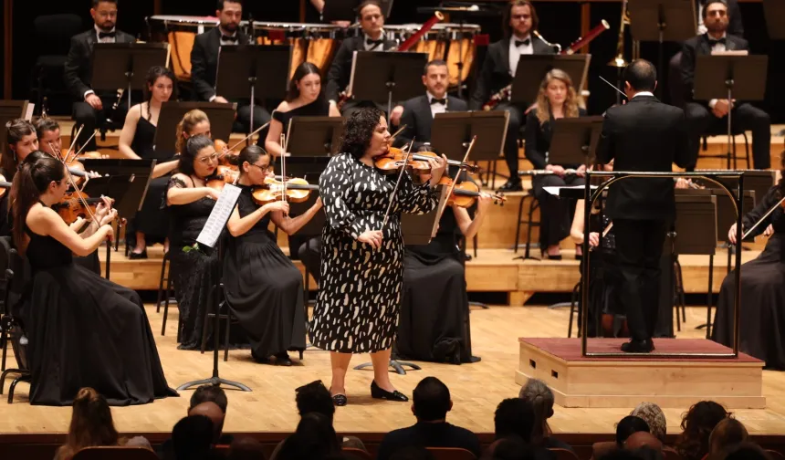 İzmir Oda Orkestrası, Küden ile aynı sahnede