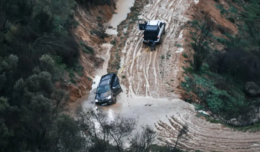 İzmir Yamanlar'da sağanak sonrası kurtarma operasyonu
