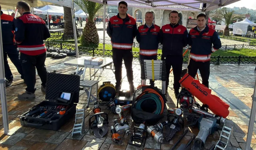 İzmir'de deprem anması: Arama kurtarma ekipmanları sergilendi