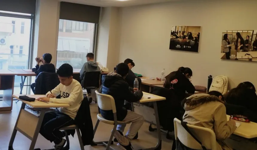 İzmir'de Efes Selçuk'ta sınav yolundaki öğrencilere destek