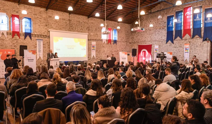 İzmir'de gençler ile iş dünyası aynı masada