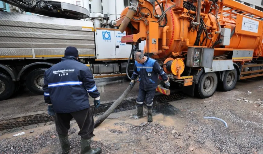 İzmir'de kuvvetli yağış: Belediye ekipleri sahada