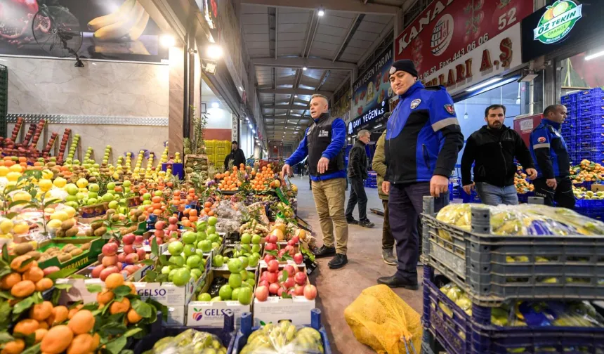 İzmir'in Hallerinde 2025 yılı rekoru: Su ürünleri ve sebze-meyve ticareti zirvede