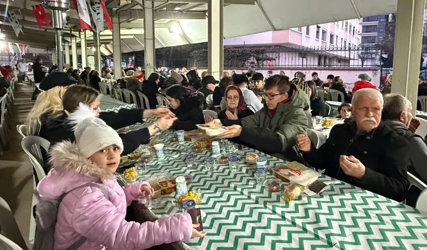 İzmit'te dayanışma sofrası Plajyolu'nda kuruldu