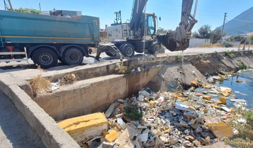 Manisa'da Bozköy Deresi'nde 150 kamyonluk dev temizlik