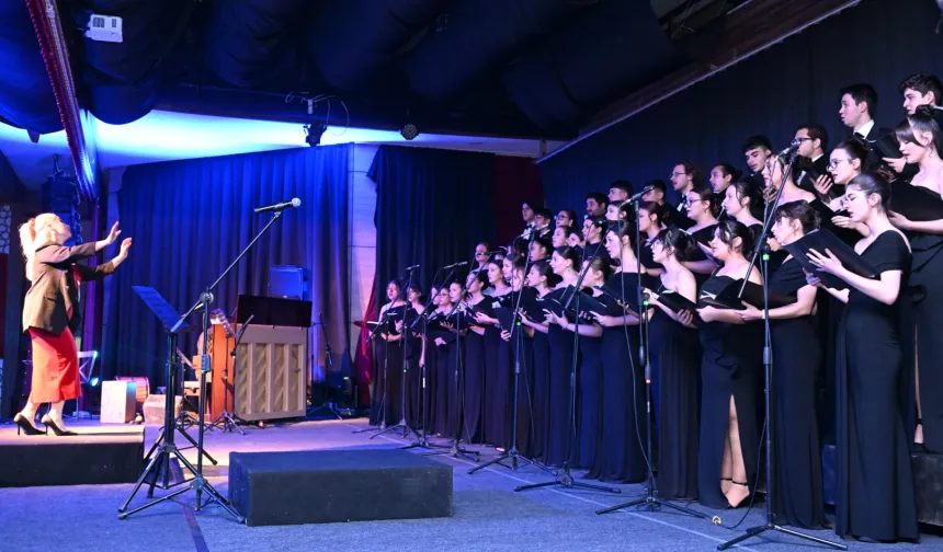 Manisa'da çocuk ve gençlerden 'çok sesli' coşku