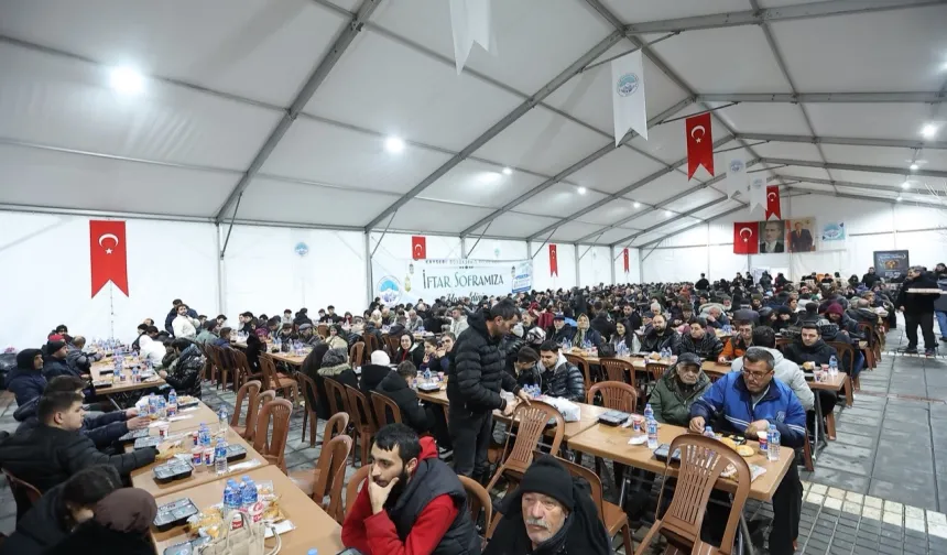 Memduh Büyükkılıç 'kardeşlik sofrası'nda iftar açtı