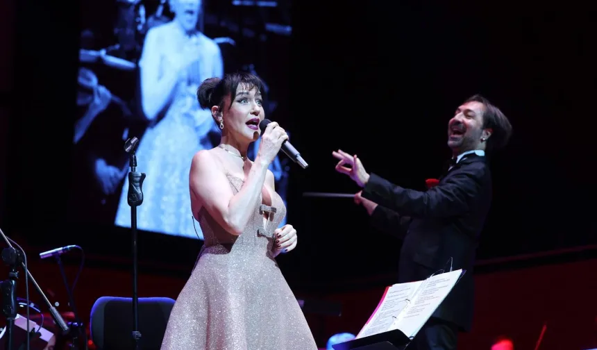 Şevval Sam İzmir'de hem söyledi, hem yönetti