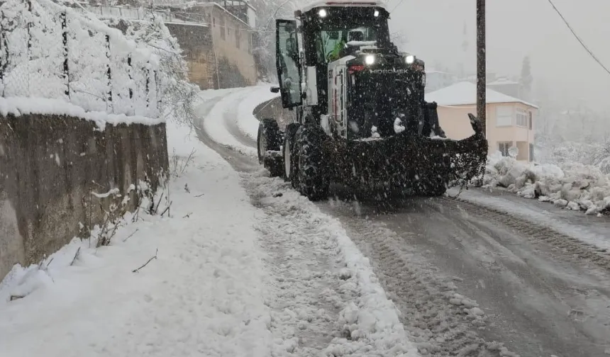 Trabzon Büyükşehir Ekipleri karla mücadeleyi sürdürüyor