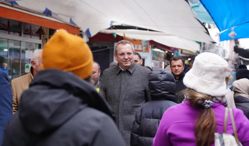 Ayvalık'ta esnaf ve vatandaşlarla bayram buluşması