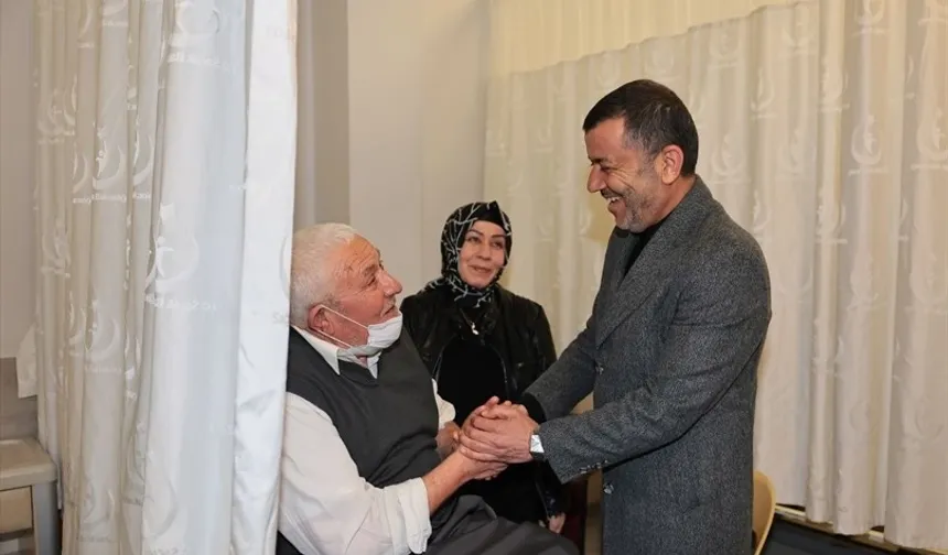 Denizli'de bayram mesaisindeki personele ve hastalara ziyaret