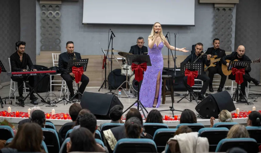 İzmir Bornova'da aşk şarkıları gecesi