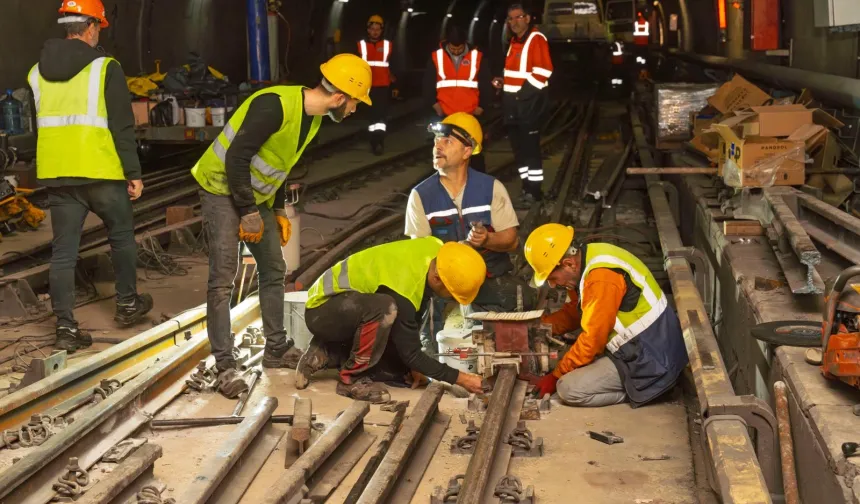 İzmir Bornova'da metro hattında raylar yenileniyor