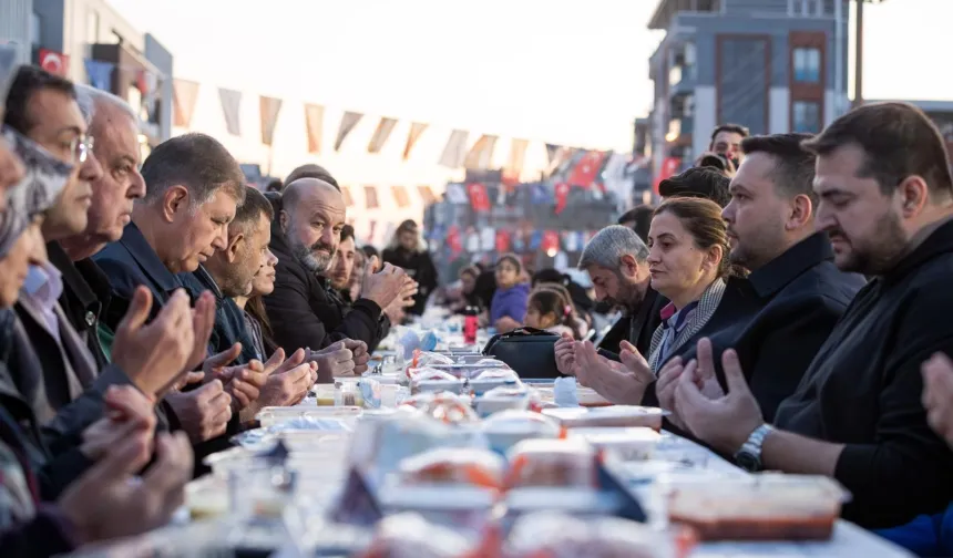 İzmir Çamdibi'nde binlerce kişilik iftar sofrası