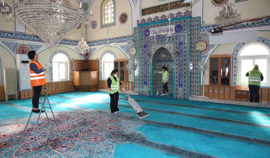 İzmir Çiğli'de bayram öncesi temizlik seferberliği