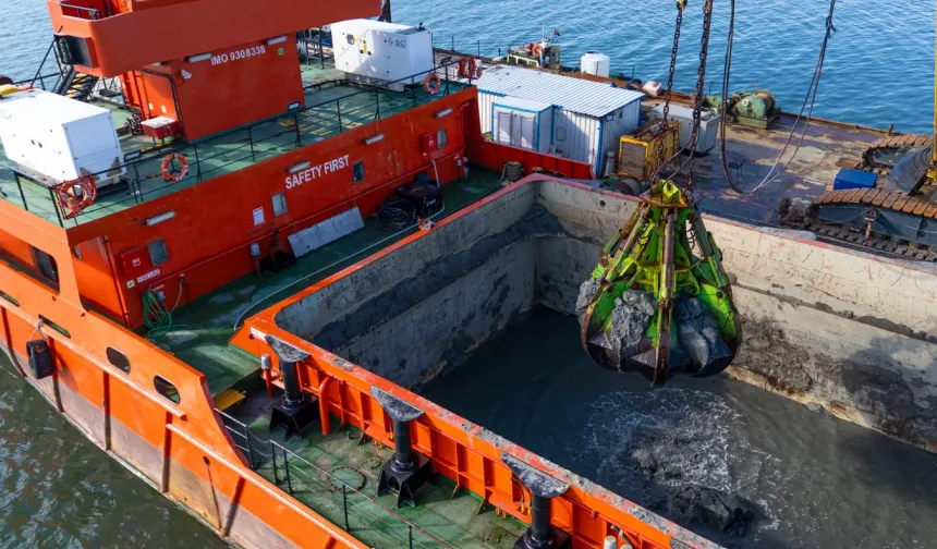 İzmir Körfezi'nden 1 milyon ton çamur çıkarıldı