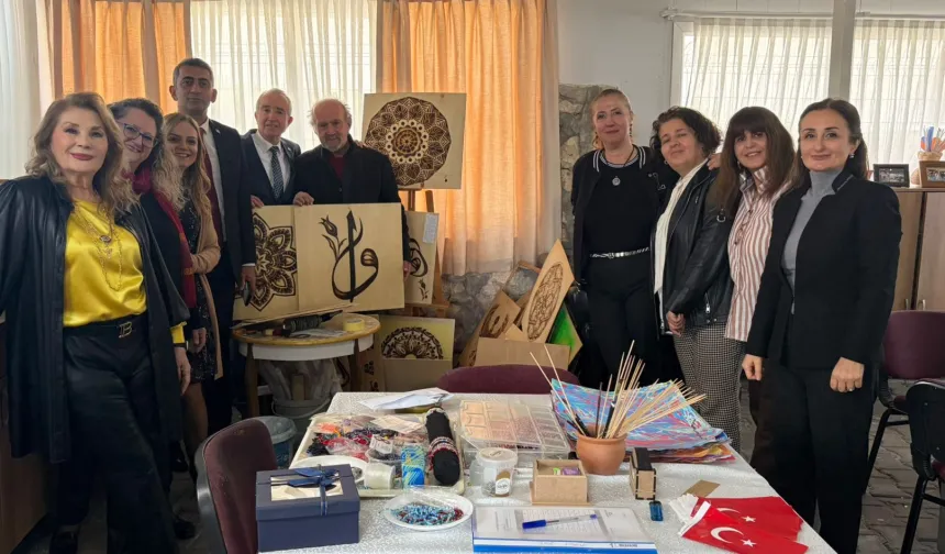 İzmir Narlıdere'de bilge çınarlarla gönül köprüsü