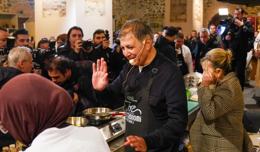 İzmir'de Başkan Tugay önlüğü giyip, mutfağa girdi... Yemekler Başkan Tugay'dan