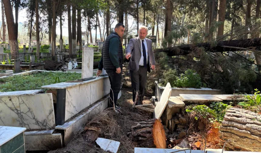 İzmir'de fırtınadan etkilenen mezarlıklara hızlı müdahale