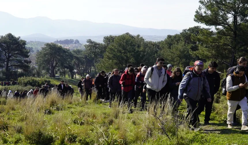 İzmir'de gençler baharı doğayla karşıladı