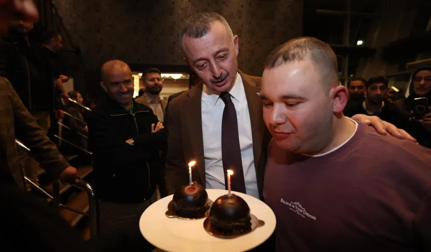 Kocaeli'de Başkan Büyükakın'dan Arif'e doğum günü sürprizi