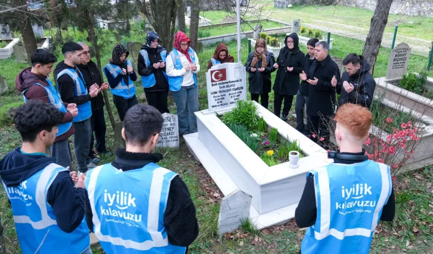 Kocaeli'de gençlerden şehitliğe saygı görevi