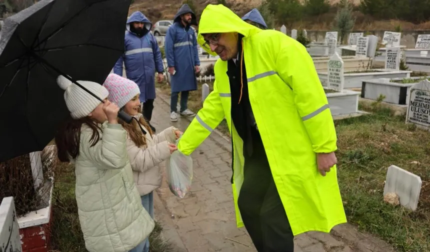 Kütahya'da mezarlıkların çiçekleri belediyeden