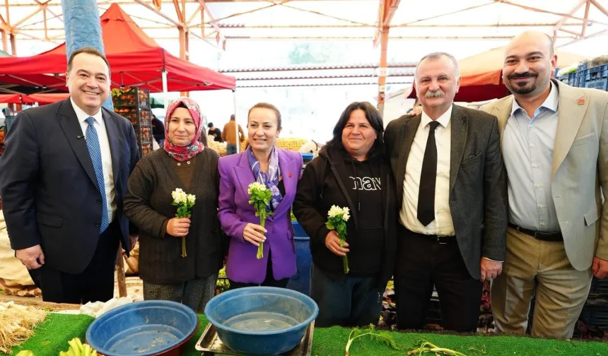 Manisa'da 8 Mart'ta kadınlara çiçek sürprizi