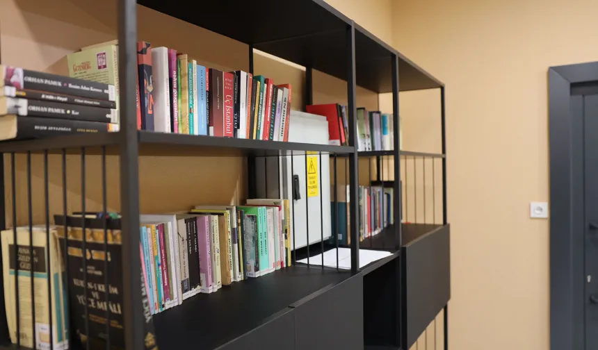 Sakarya'da öğrenciler çamaşırları yıkanırken kitap okuyor