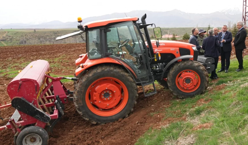 Adana'da Tufanbeyli çiftçisine çilek ve nohut desteği