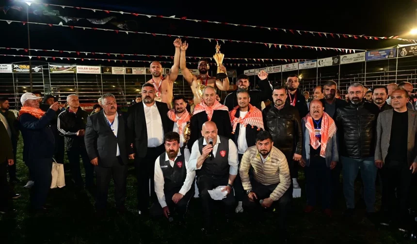 Balıkesirli güreşçi Enes Doğan Kepez'de tarih yazdı