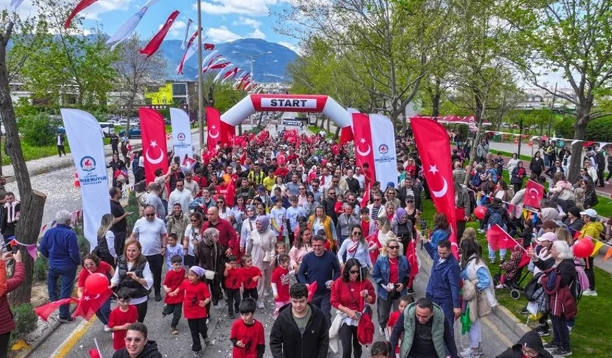 Denizli'de 23 Nisan Coşkusu çocuk koşusuyla başladı