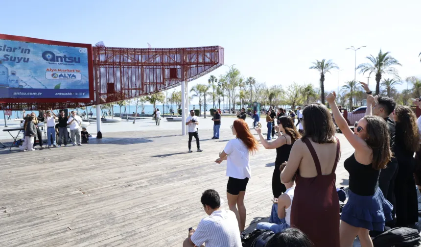 Erasmuslu gençlerden Antalya'da mini konser