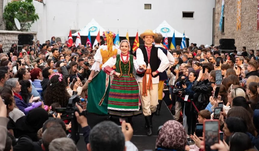 Manisa Mesir Festivali'nde kültür defilesi büyüledi