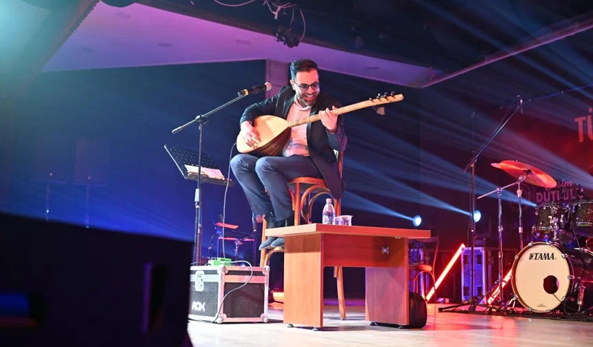 Manisa'da İsmail Altunsaray ile türkü dolu gece