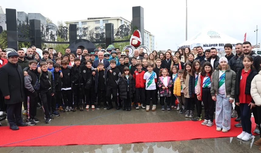 Nilüfer, 23 Nisan'ı Cumhuriyet Meydanı'nda kutladı