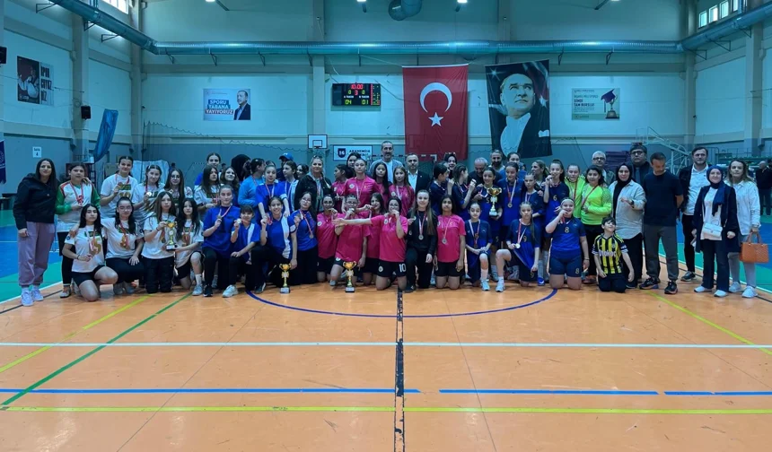 Futsal'da şampiyon Elmasbahçeler Salih Şeremet Ortaokulu