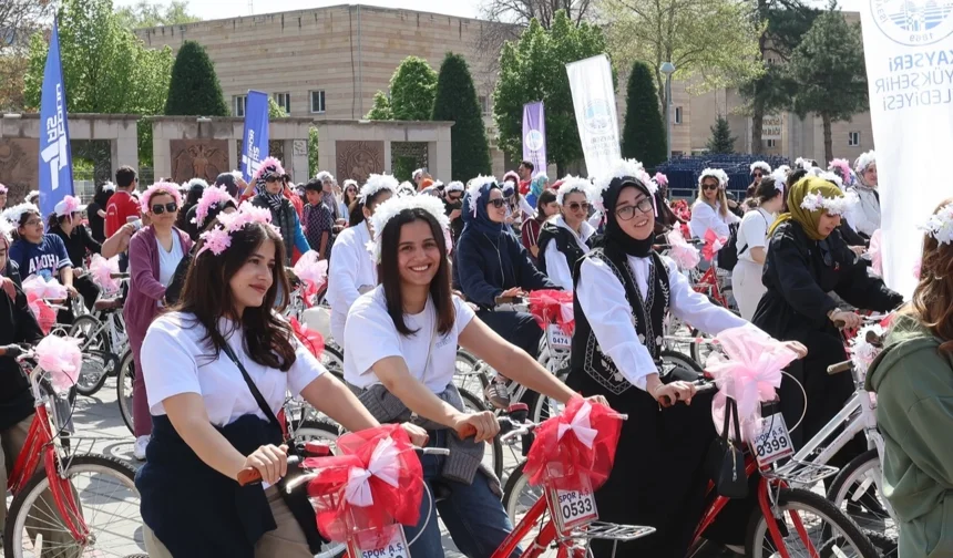 Kayseri'de 'çiçek' annelerden bisiklet turu