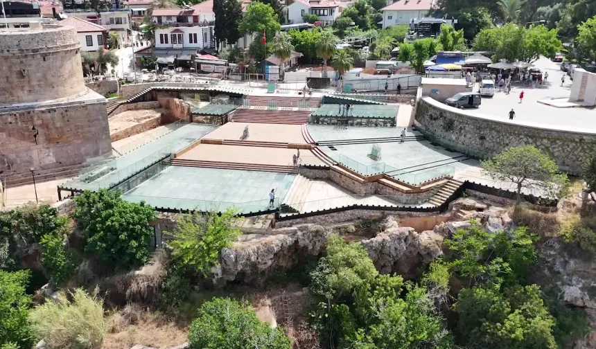 Tarihi kulede inanılmaz defile