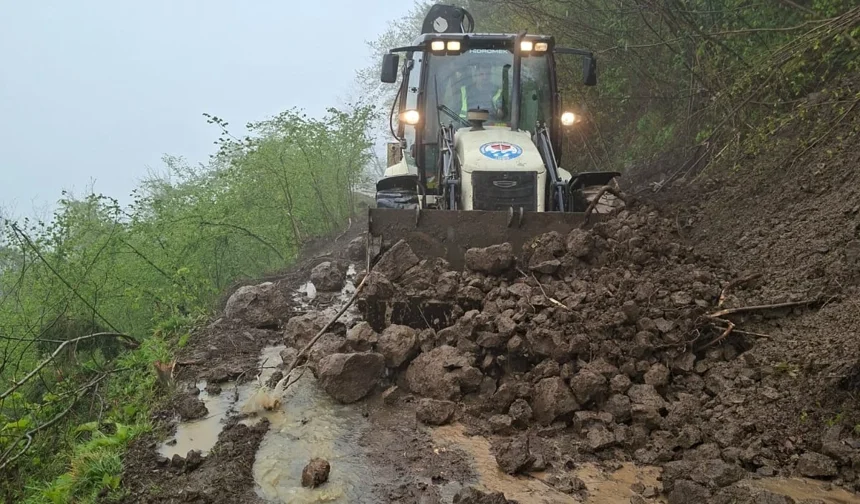 Trabzon'da heyelan sonrası 4 yol açıldı