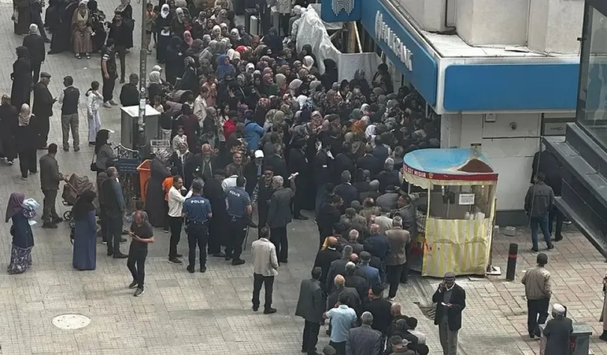 Ağrı'da sosyal yardım kuyruğu! Halkbank'a acil önlem çağrısı