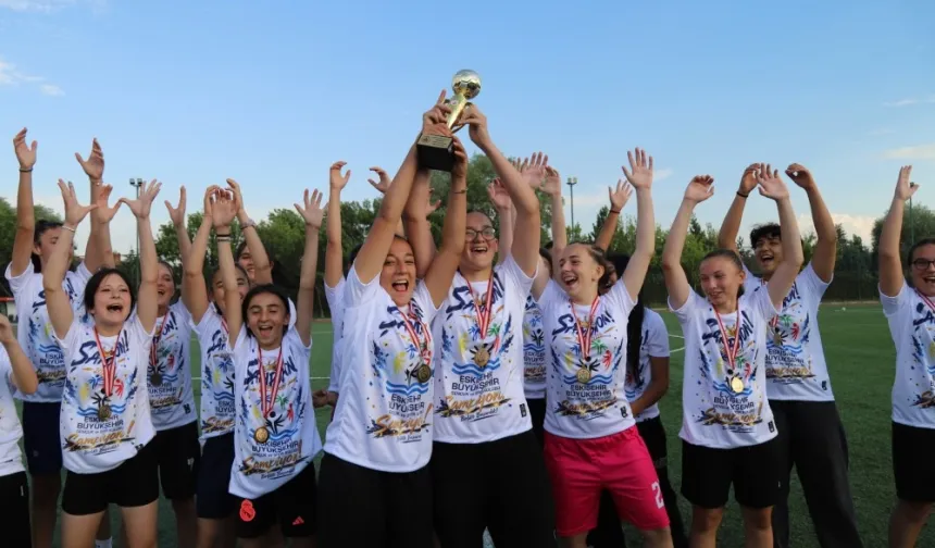 Eskişehir Büyükşehir spor kulübü kupayı kaldırdı